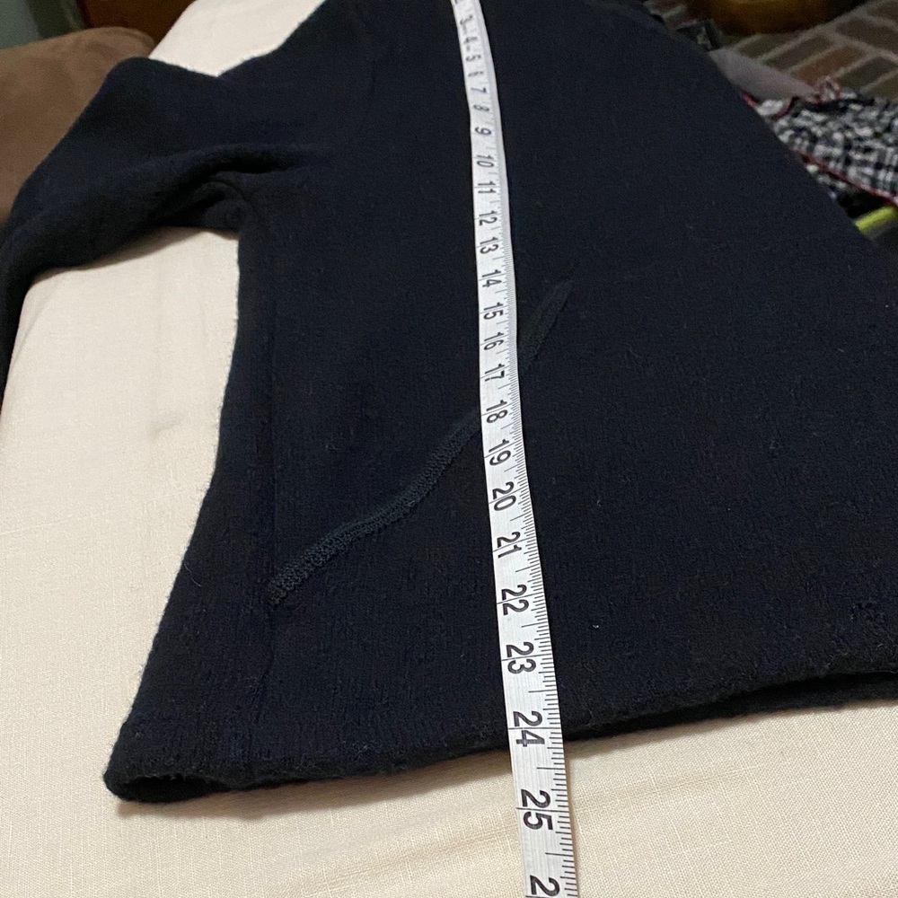 Banana Republic Black V-Neck Sweater with Hand Warmer Pockets Size  Medium. - Picture 10 of 10